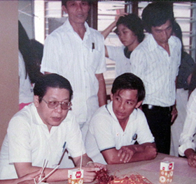 Teo's father (right) seated next to Lim Kit Siang, 1984