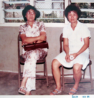 Teo's mother (right) with Lim Kit Siang's wife, 1984