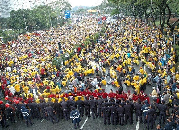 http://www.thenutgraph.com/wp-content/uploads/2012/04/BersihRally_bytheSun-580x423.jpg