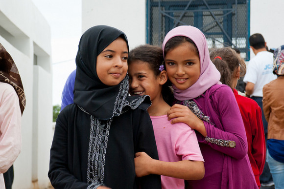 Kanak-kanak biarlah hantar ke sekolah, bukan dikahwinkan. (Jalil Arfaoui @ Flickr)