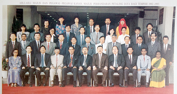 MBPJ-1992 The MBPJ councillors of 1992 counted amongst them Soh Chee Wen (2nd from left, front row), Lee Hwa Beng (5th from left, 2nd row from the front), and Datuk Seri Anwar Ibrahim's father Datuk Ibrahim Abdul Rahman (4th from left, front row).
