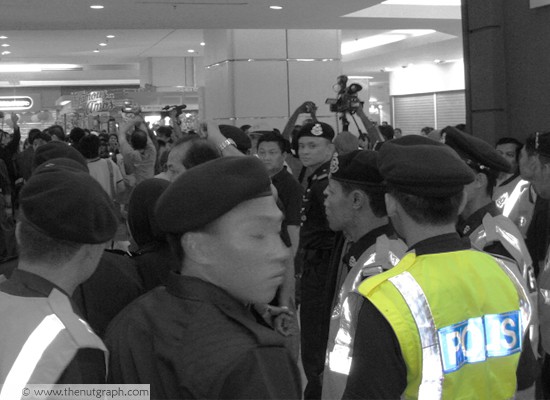 Police at the scene of the anti-ISA rally in Petaling Jaya on 1 Aug 2010