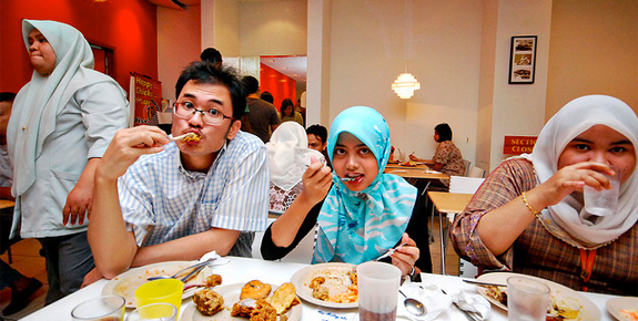 Buka puasa! (© Amrufm | Flickr)