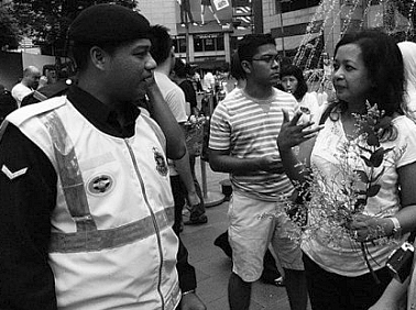 Marina Mahathir (right) negotiating with a police officer (© pic courtesy of Sheiko Reto)