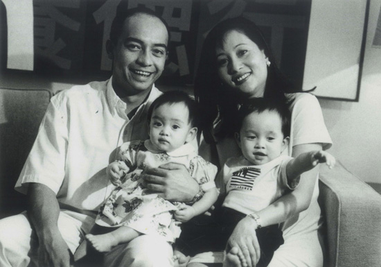 DNR Family BW (Updated) Nazir with his wife Datuk Azlina Aziz and their two children