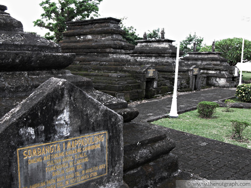 The gravesite of Nazir's ancestor, Sultan Abdul Djalil Tumenanga Rj Lakiung, located at the Makam Pahlawan Nasional Sultan Hasanuddin, on top of Tamalate Hill