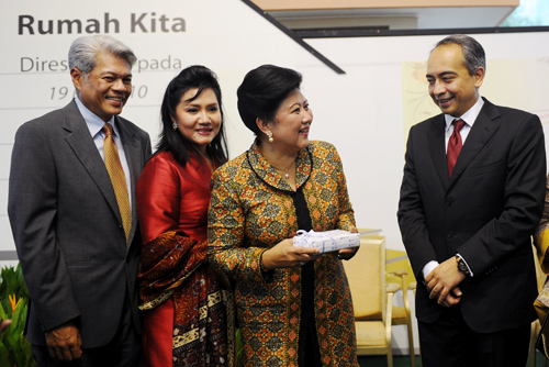 Visit by First Lady of Indonesia The First Lady of Indonesia Ani Bambang Yudhoyono (second from right) at Rumah Kita, a shelter for Indonesian workers in Kuala Lumpur during an 18 May 2010 visit. Accompanying her were Nazir, CIMB Niaga president director Arwin Rasyid (left) and his wife Dotty Suraida Rasyid