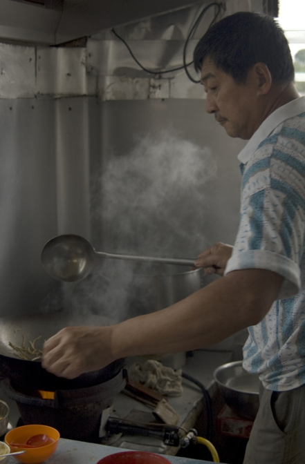 Hawker at work (© Lainie Yeoh)