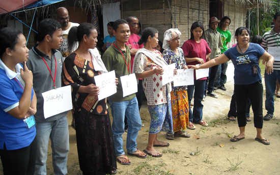 Tijah (right) in Kampung Chang in August 2008 to celebrate International Day of the World’s Indigenous Peoples