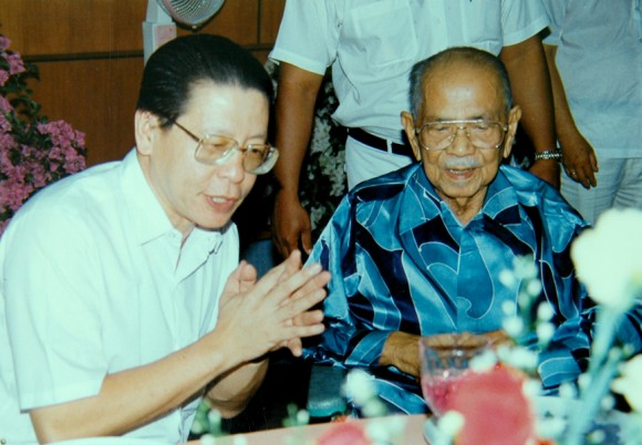 With first prime minister Tunku Abdul Rahman at a DAP dinner, circa 1989–1990