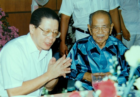 With first prime minister Tunku Abdul Rahman at a DAP dinner, circa 1989–1990 With first prime minister Tunku Abdul Rahman at a DAP dinner, circa 1989–1990