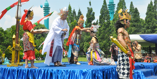 Prosesi harjalu penyerahan kepada Raja Nararya Kirana di Lumajang (© Akhmad Ridwan)