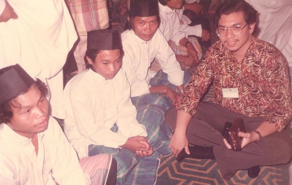 In 1984 with young Muslims in Sabah. In that year, Saifuddin was a final year student in Universiti Malaya and a student activist.