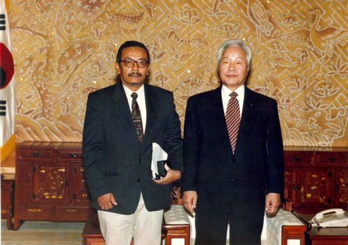 Photographed on 15 Nov 1996 after interviewing South Korean President Kim Young-Sam at the presidential palace in Seoul
