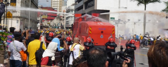 Bersih3.0_PoliceAttack4_byAndrewKhoo (Pic courtesy of Andrew Khoo)
