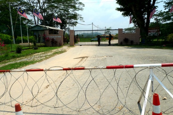 The main entrance to Raub Australian Gold Mining Sdn Bhd was barred with razor wire on 3 Sept 2012. (All pis by Gan Pei Ling)