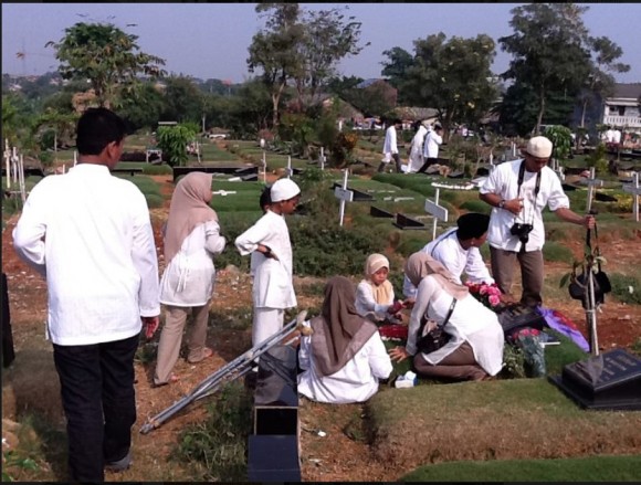 Kubur Islam dan Kristian di Jakarta_edit Di Indonesia, ada tanah perkuburan yang menempatkan kubur-kubur orang beragama Islam dan juga Kristian, di dalam kawasan yang sama. Ahli-ahli keluarga Islam tidak merasa terganggu sedikit pun apabila mereka berdoa di kubur ahli keluarganya, yang bersebelahan dengan kubur berpalang salib.
