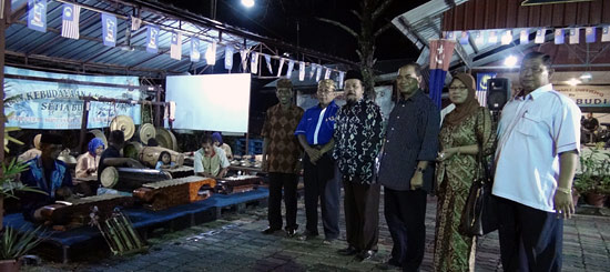 Pak Agus Sunyoto diraikan dengan persembahan musik gamelan, oleh ahli masyarakat Jawa di Parit Raja, Batu Pahat, Johor (© Norhayati Kaprawi)