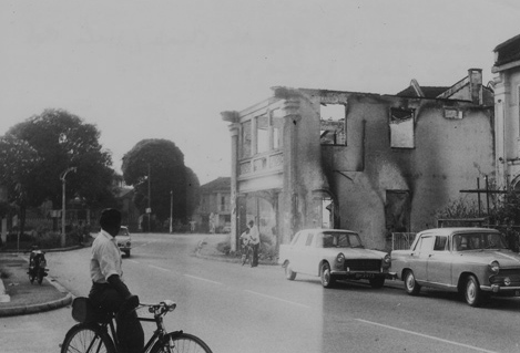 The aftermath of 13 May 1969: A few days later, at the corner of Jalan Yap Ah Shak and Hale Road in Kuala Lumpur (Pic by Hassan Muthalib)